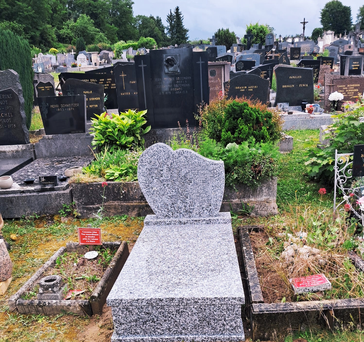 Monument funéraire simple en granit Gris