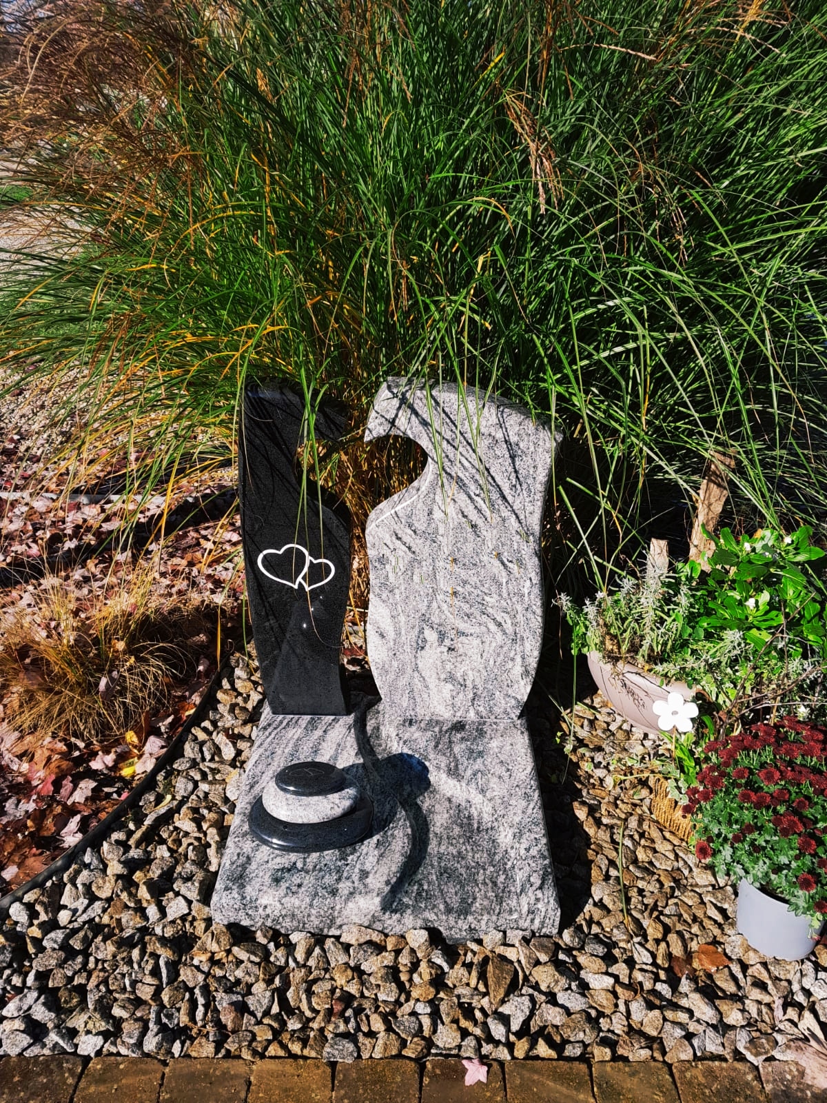 Monument cinéraire en granits Tiger White et Noir Fin avec lithogravure coeur