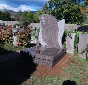 Monument cinéraire en granit avec lithogravure fleur