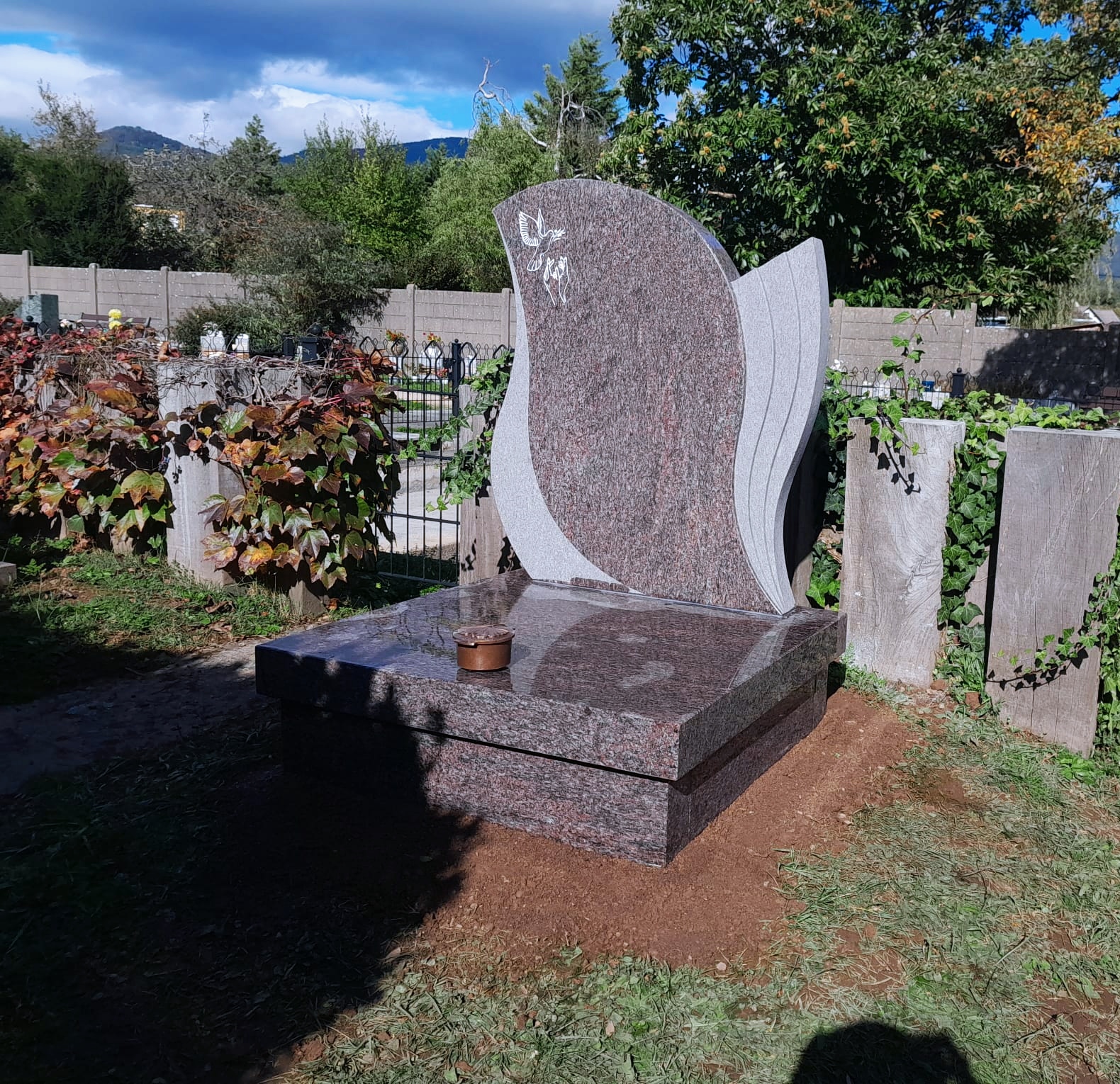Monument cinéraire en granit avec lithogravure fleur