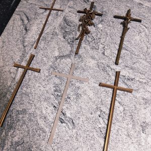 1755614014154 Croix funéraire en bronze