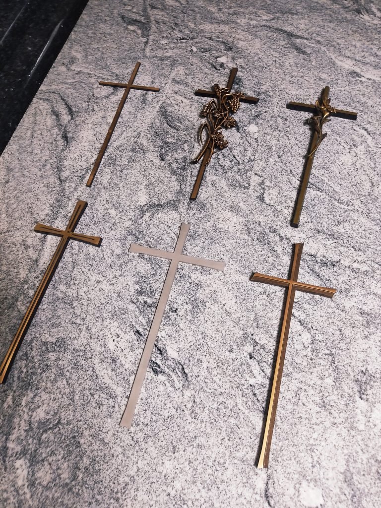 Croix funéraire en bronze