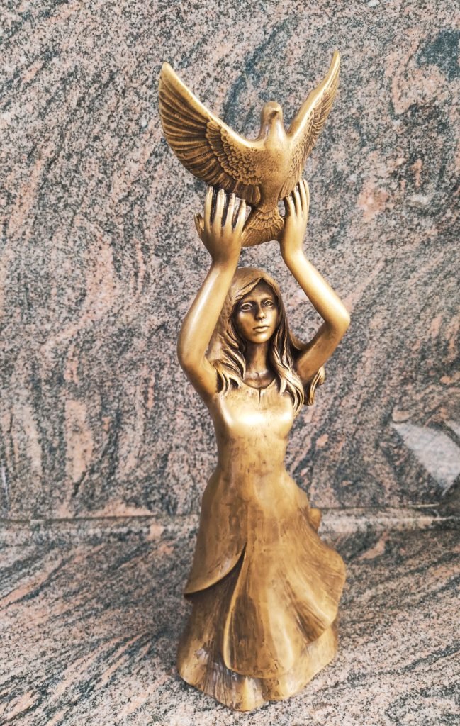 Statuette femme qui porte une colombe en bronze doré