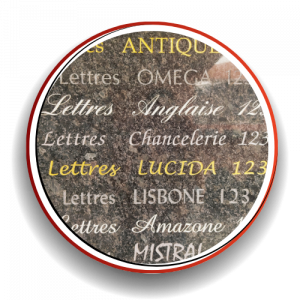 Ecritures multiples gravées dans la pierre en argenté, blanc, ou doré