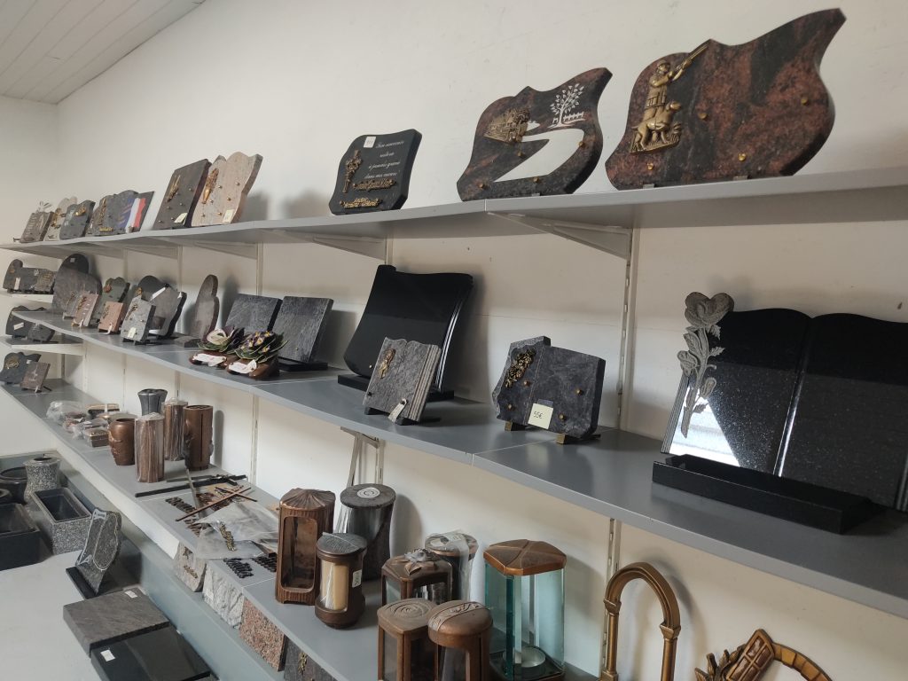 plaque funéraire en granit personnalisée