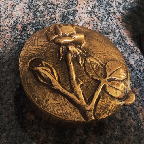 Bénitier funéraire avec rose ouverte doré