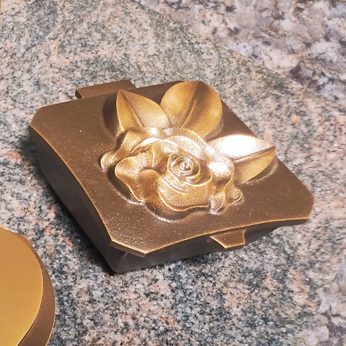 Bénitier avec grosse fleur doré