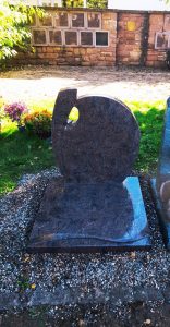 Monument cinéraire en granit avec décoration photo incrustée