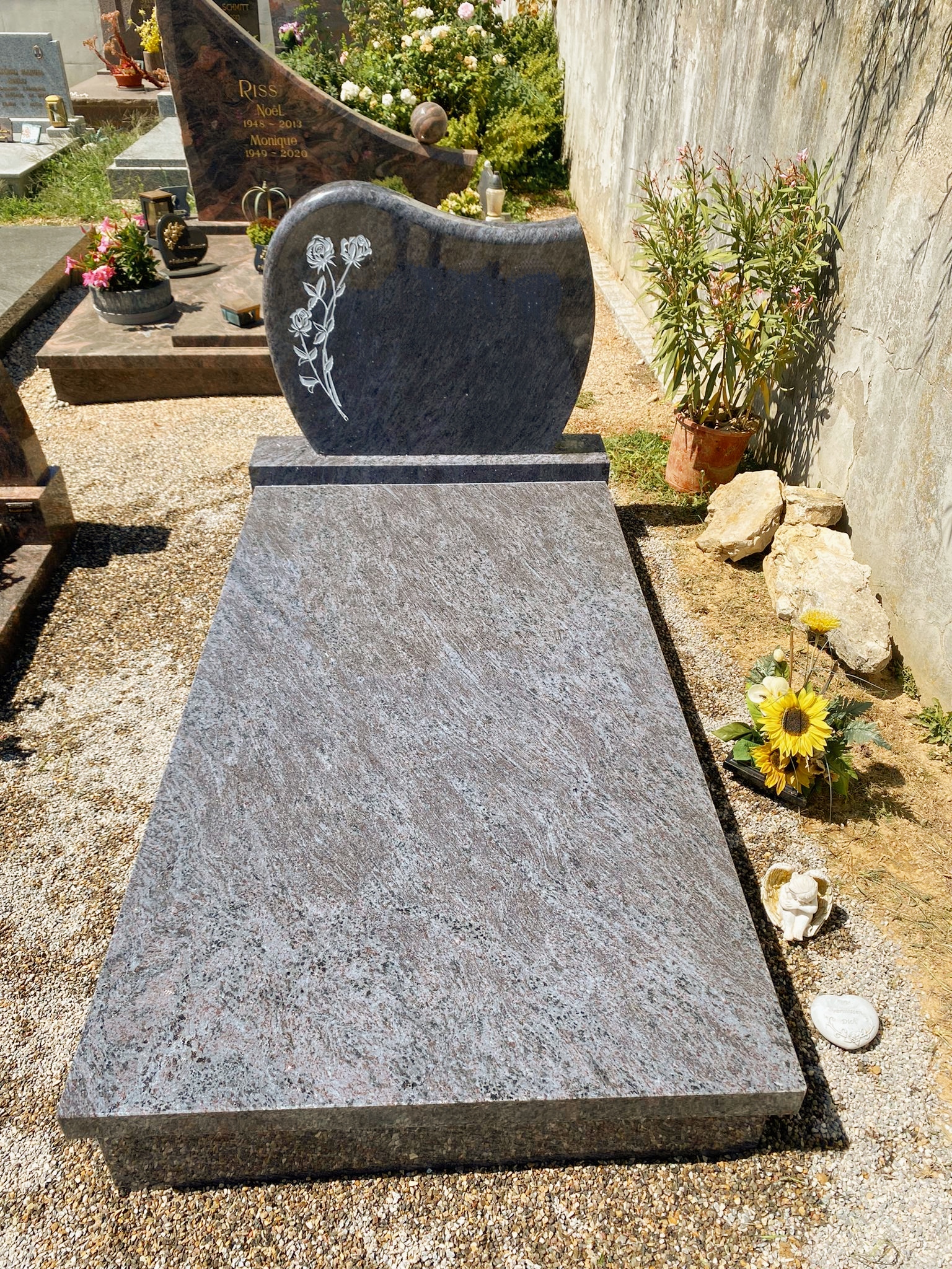 Monument simple en granit avec lithogravure en fleur