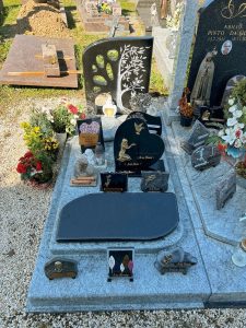 Monument tombe en granits Noir fin avec plaques en granit