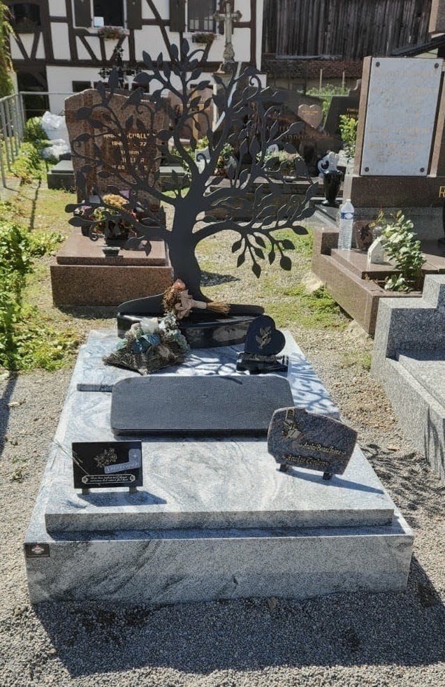 Monument en granit avec stèle acier